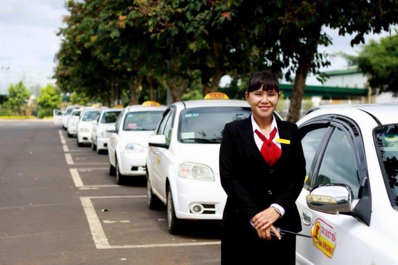Man hinh dien thoai hien thi ung dung dat taxi san bay giup nguoi dung so sanh va chon lua